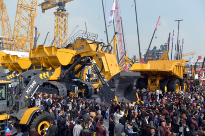 徐工重卡亮相上海宝马展，185台产品展出场面壮观 - 第2张