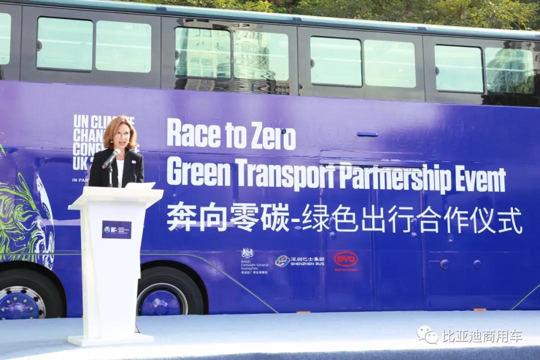 助力“奔向零碳”绿色出行 英国驻华大使点赞比亚迪纯电动双层巴士 - 第2张 - 提加商用车网 助力“奔向零碳”绿色出行 英国驻华大使点赞比亚迪纯电动双层巴士 - 第2张