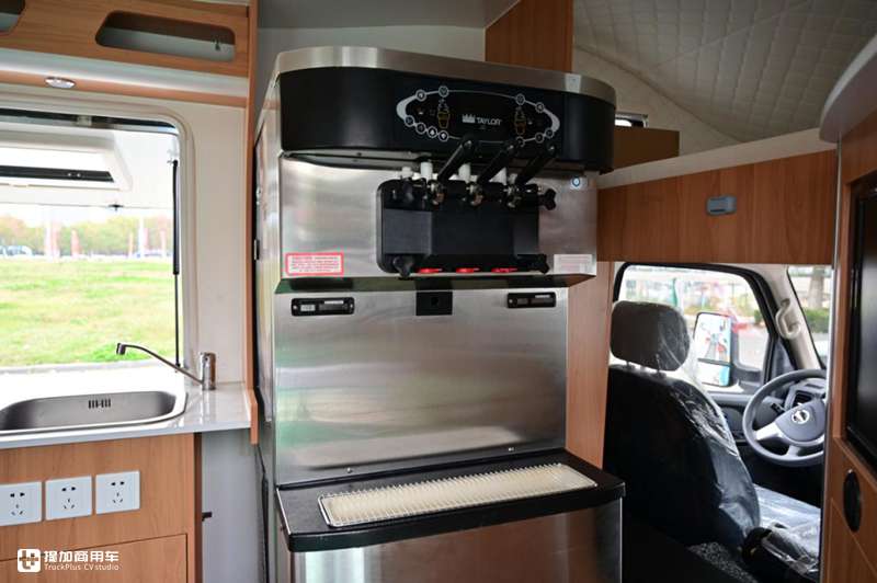 微卡也可以这么时髦?实拍飞碟改装冰淇淋房车,内饰高级价格抢手 - 第16张 - 提加商用车网 微卡也可以这么时髦?实拍飞碟改装冰淇淋房车,内饰高级价格抢手 - 第16张