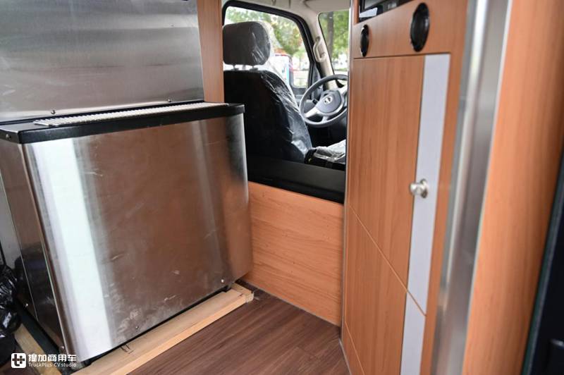 微卡也可以这么时髦?实拍飞碟改装冰淇淋房车,内饰高级价格抢手 - 第17张 - 提加商用车网 微卡也可以这么时髦?实拍飞碟改装冰淇淋房车,内饰高级价格抢手 - 第17张