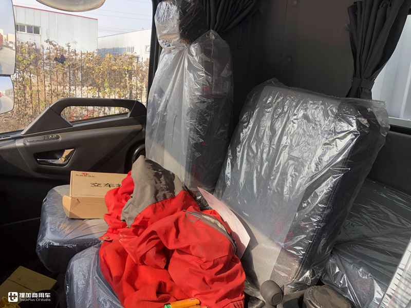 内饰配置真舒适,220马力运力高,实拍定制版天锦9米6大单桥载货车 - 第11张 - 提加商用车网 内饰配置真舒适,220马力运力高,实拍定制版天锦9米6大单桥载货车 - 第11张