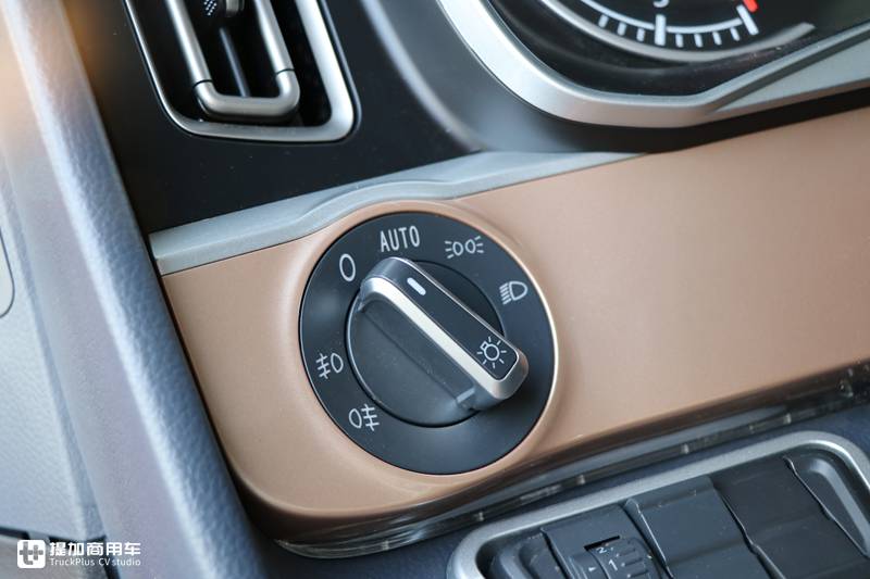 副驾都配豪华按摩椅,490马力无忧换档,售价34.8万的全新豪沃TH7重卡真香 - 第17张 - 提加商用车网 副驾都配豪华按摩椅,490马力无忧换档,售价34.8万的全新豪沃TH7重卡真香 - 第17张