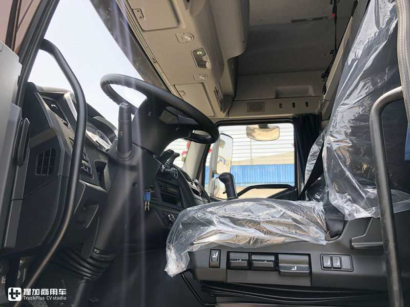 拉风的武士黑外观,奥威500马力发动机,实拍解放J6P领航版快递牵引车 - 第5张 - 提加商用车网 拉风的武士黑外观,奥威500马力发动机,实拍解放J6P领航版快递牵引车 - 第5张