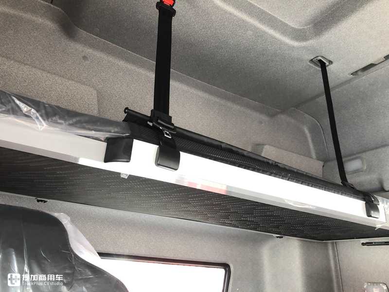 拉风的武士黑外观,奥威500马力发动机,实拍解放J6P领航版快递牵引车 - 第13张 - 提加商用车网 拉风的武士黑外观,奥威500马力发动机,实拍解放J6P领航版快递牵引车 - 第13张