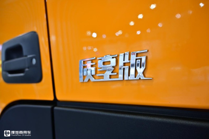 欧曼专为标载运输打造的GTL渣土车实拍,8x4短轴底盘,城建首选自卸车 - 第1张 - 提加商用车网 欧曼专为标载运输打造的GTL渣土车实拍,8x4短轴底盘,城建首选自卸车 - 第1张