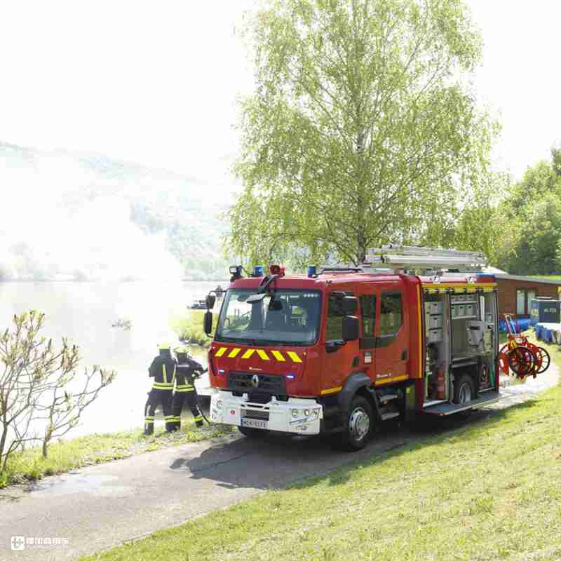 偶遇一辆雷诺移动通讯车,国内少见的二代米德伦底盘,副驾还有ok窗 - 第4张 - 提加商用车网 偶遇一辆雷诺移动通讯车,国内少见的二代米德伦底盘,副驾还有ok窗 - 第4张