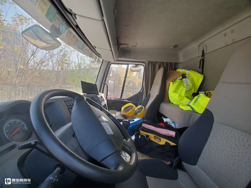 偶遇一辆雷诺移动通讯车,国内少见的二代米德伦底盘,副驾还有ok窗 - 第13张 - 提加商用车网 偶遇一辆雷诺移动通讯车,国内少见的二代米德伦底盘,副驾还有ok窗 - 第13张