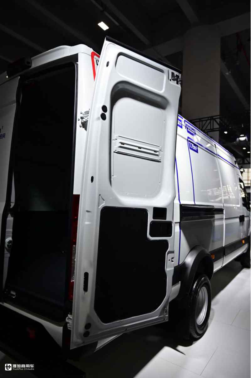 货箱容积16.7方,8AT自动挡国六,广州车展上市的2021款依维柯欧胜实拍 - 第6张 - 提加商用车网 货箱容积16.7方,8AT自动挡国六,广州车展上市的2021款依维柯欧胜实拍 - 第6张