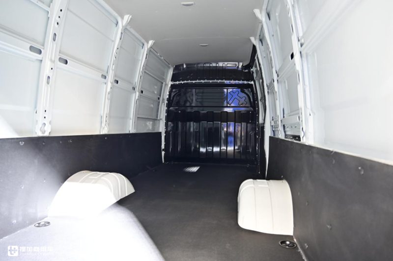 货箱容积16.7方,8AT自动挡国六,广州车展上市的2021款依维柯欧胜实拍 - 第8张 - 提加商用车网 货箱容积16.7方,8AT自动挡国六,广州车展上市的2021款依维柯欧胜实拍 - 第8张
