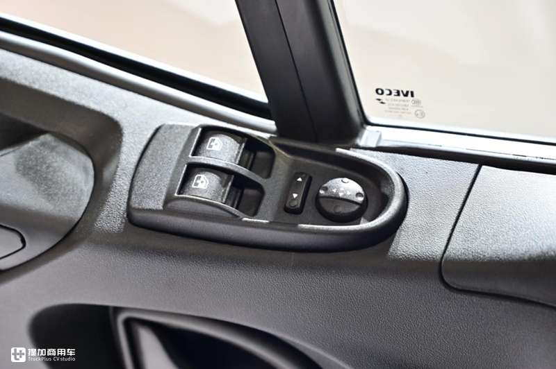 货箱容积16.7方,8AT自动挡国六,广州车展上市的2021款依维柯欧胜实拍 - 第17张 - 提加商用车网 货箱容积16.7方,8AT自动挡国六,广州车展上市的2021款依维柯欧胜实拍 - 第17张