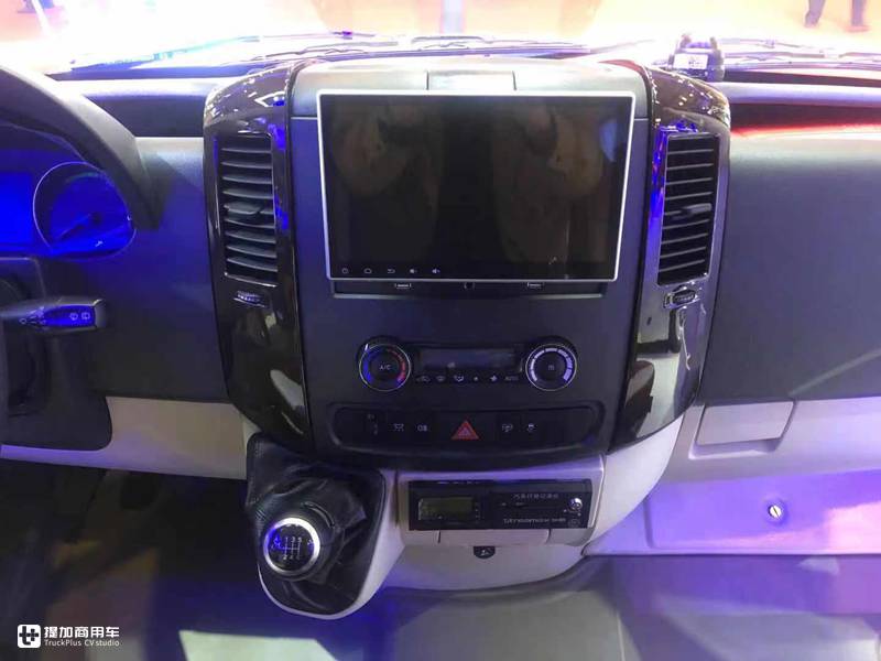 2.8升上柴动力配液缓,苏州金龙9座睿星轻客实拍,C照就能开 - 第8张 - 提加商用车网 2.8升上柴动力配液缓,苏州金龙9座睿星轻客实拍,C照就能开 - 第8张