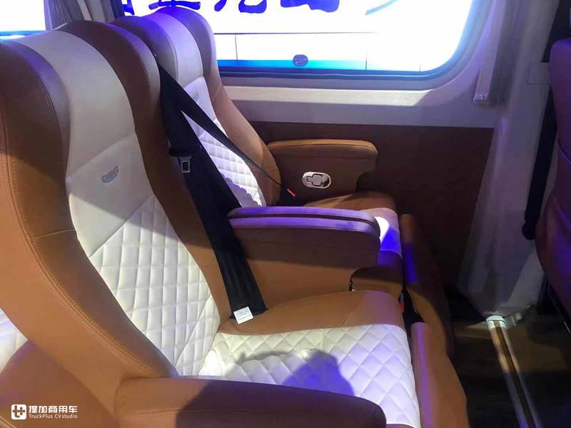 2.8升上柴动力配液缓,苏州金龙9座睿星轻客实拍,C照就能开 - 第12张 - 提加商用车网 2.8升上柴动力配液缓,苏州金龙9座睿星轻客实拍,C照就能开 - 第12张