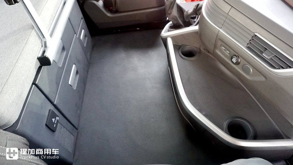 杰狮H6牵引车实拍,据说是红岩第6代重卡,改变的都不是以前的杰狮了 - 第4张 - 提加商用车网 杰狮H6牵引车实拍,据说是红岩第6代重卡,改变的都不是以前的杰狮了 - 第4张