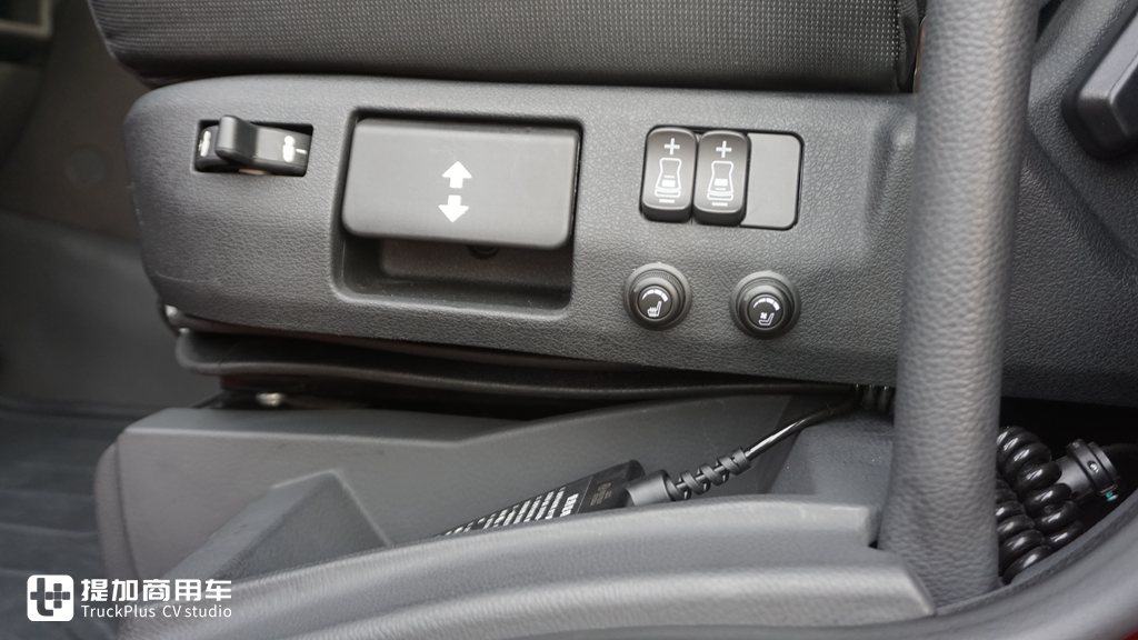 杰狮H6牵引车实拍,据说是红岩第6代重卡,改变的都不是以前的杰狮了 - 第5张 - 提加商用车网 杰狮H6牵引车实拍,据说是红岩第6代重卡,改变的都不是以前的杰狮了 - 第5张