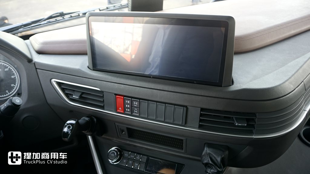 杰狮H6牵引车实拍,据说是红岩第6代重卡,改变的都不是以前的杰狮了 - 第8张 - 提加商用车网 杰狮H6牵引车实拍,据说是红岩第6代重卡,改变的都不是以前的杰狮了 - 第8张