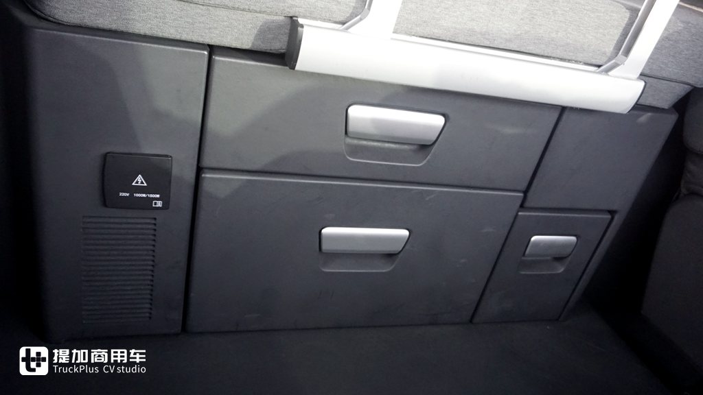 杰狮H6牵引车实拍,据说是红岩第6代重卡,改变的都不是以前的杰狮了 - 第10张 - 提加商用车网 杰狮H6牵引车实拍,据说是红岩第6代重卡,改变的都不是以前的杰狮了 - 第10张