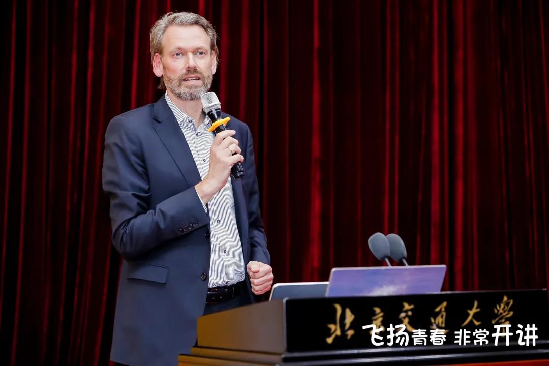 以电动创新斩获业界大奖 ,与高校师生共话未来物流 - 第1张 - 提加商用车网 以电动创新斩获业界大奖 ,与高校师生共话未来物流 - 第1张