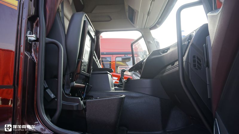 解放J6P牵引车3.0版来了，都有哪些升级？这内饰改得真高端 - 第9张