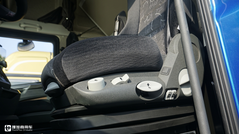 解放J7天然气重卡来了，470马力自动挡，3气罐续航超乎想象 - 第10张