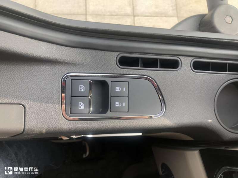 中端车也高端化了,全新德龙M3000S实拍,舒适内饰变化真大 - 第8张 - 提加商用车网 中端车也高端化了,全新德龙M3000S实拍,舒适内饰变化真大 - 第8张