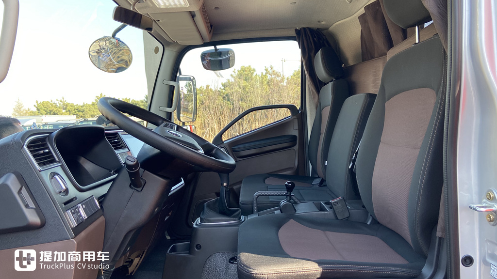 解放卡车家族的小J7?肩负重要使命,解放全新一代高端轻卡领途正式发布 - 第4张 - 提加商用车网 解放卡车家族的小J7?肩负重要使命,解放全新一代高端轻卡领途正式发布 - 第4张