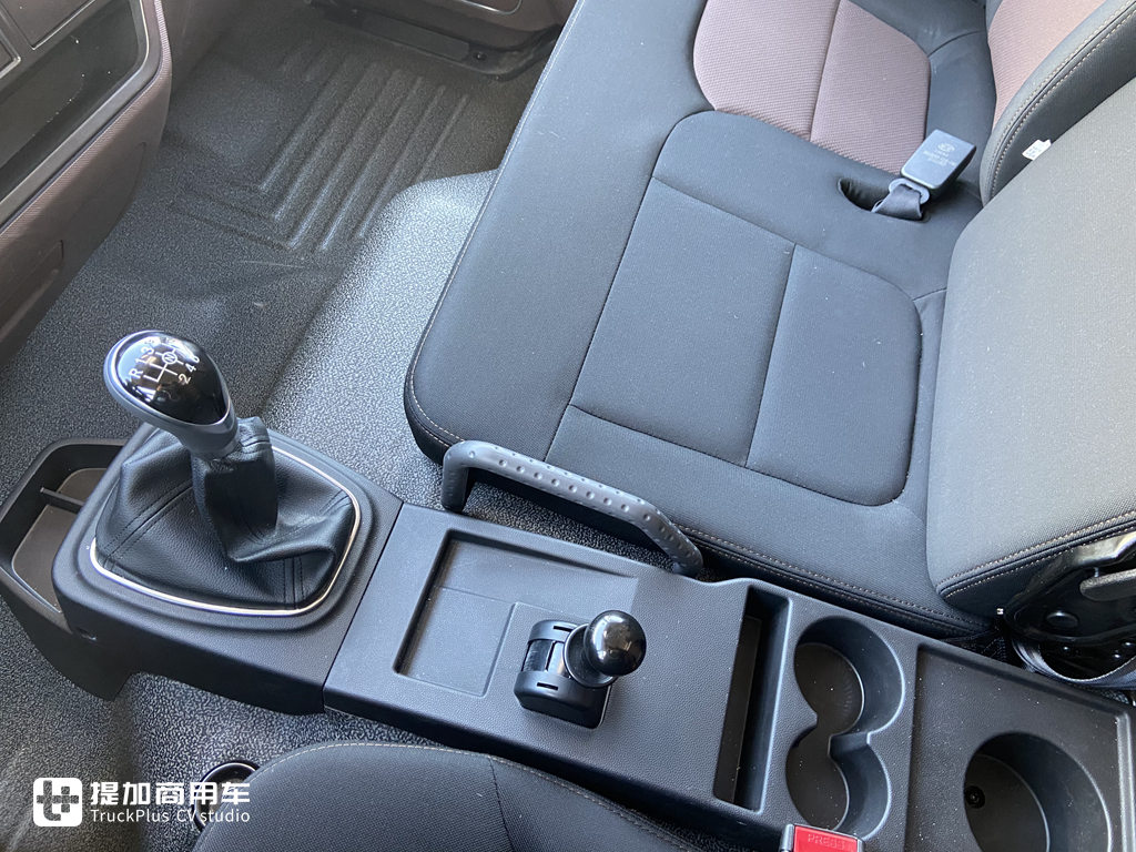 解放卡车家族的小J7?肩负重要使命,解放全新一代高端轻卡领途正式发布 - 第7张 - 提加商用车网 解放卡车家族的小J7?肩负重要使命,解放全新一代高端轻卡领途正式发布 - 第7张