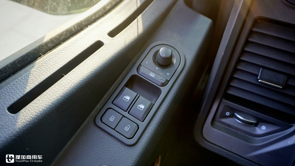 内饰配置丰富,国六自动挡大马力,解放J7载货车配置太土豪了 - 第6张 - 提加商用车网 内饰配置丰富,国六自动挡大马力,解放J7载货车配置太土豪了 - 第6张