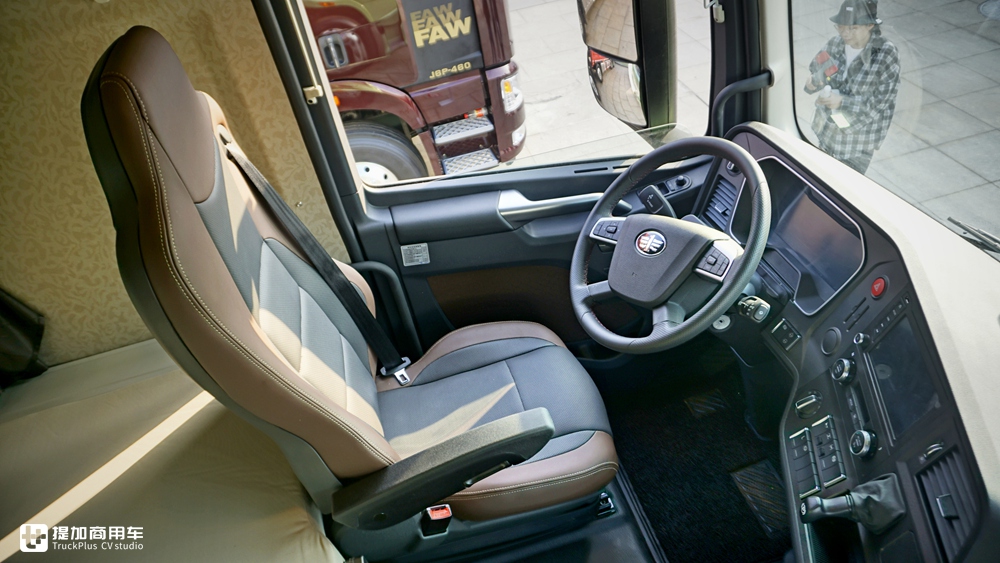 内饰配置丰富,国六自动挡大马力,解放J7载货车配置太土豪了 - 第7张 - 提加商用车网 内饰配置丰富,国六自动挡大马力,解放J7载货车配置太土豪了 - 第7张