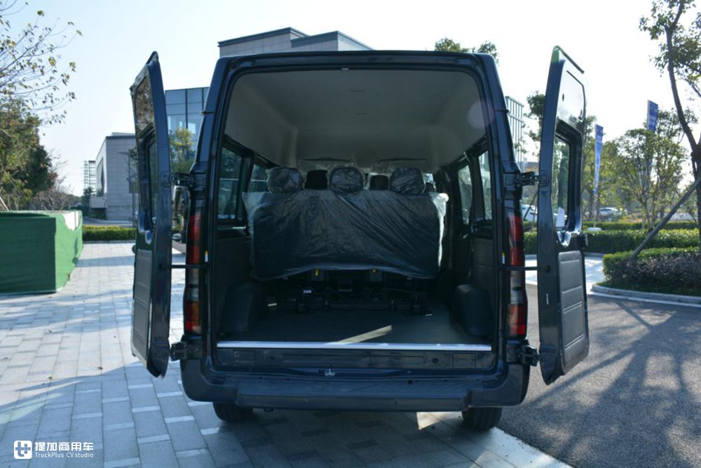 高端轻客市场领跑者,国六自动挡客货两用,新世代全顺Pro实拍 - 第7张 - 提加商用车网 高端轻客市场领跑者,国六自动挡客货两用,新世代全顺Pro实拍 - 第7张