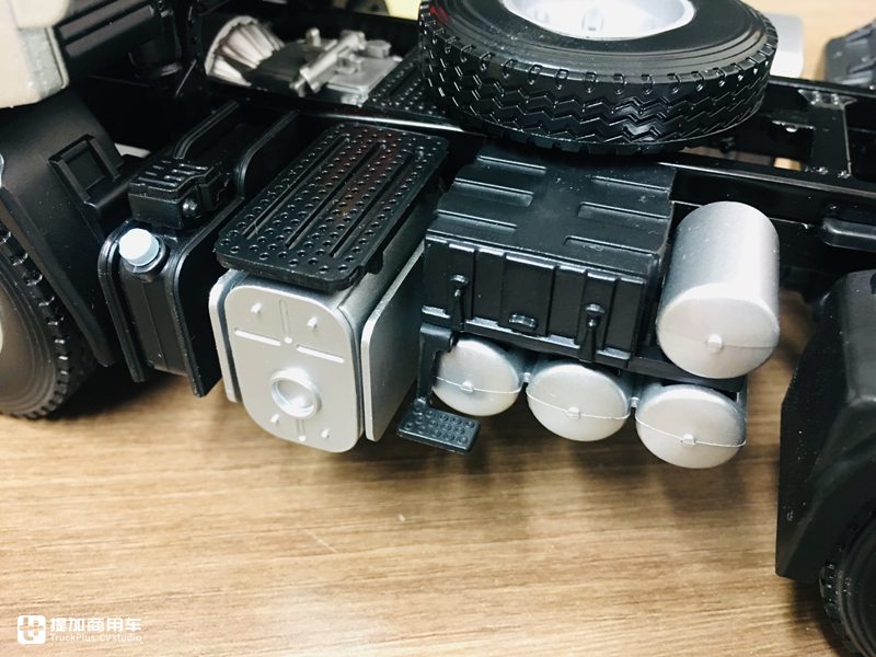 乘龙推出的第二款卡车模型,做工优秀价格美丽,乘龙M7牵引车模型开箱 - 第33张 - 提加商用车网 乘龙推出的第二款卡车模型,做工优秀价格美丽,乘龙M7牵引车模型开箱 - 第33张