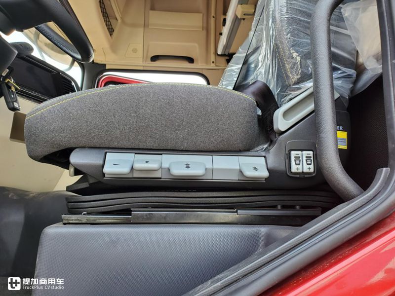 配采埃孚自动挡,外观野牛造型内饰高端,德龙X5000重卡实拍 - 第5张 - 提加商用车网 配采埃孚自动挡,外观野牛造型内饰高端,德龙X5000重卡实拍 - 第5张