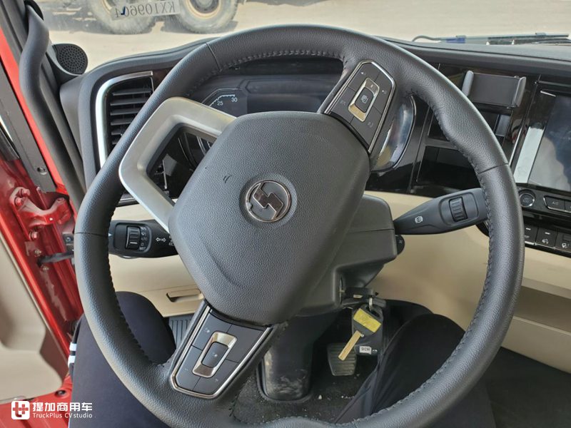 配采埃孚自动挡,外观野牛造型内饰高端,德龙X5000重卡实拍 - 第6张 - 提加商用车网 配采埃孚自动挡,外观野牛造型内饰高端,德龙X5000重卡实拍 - 第6张