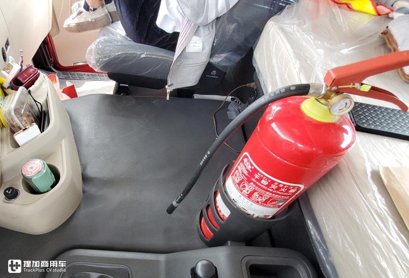 配采埃孚自动挡,外观野牛造型内饰高端,德龙X5000重卡实拍 - 第9张 - 提加商用车网 配采埃孚自动挡,外观野牛造型内饰高端,德龙X5000重卡实拍 - 第9张