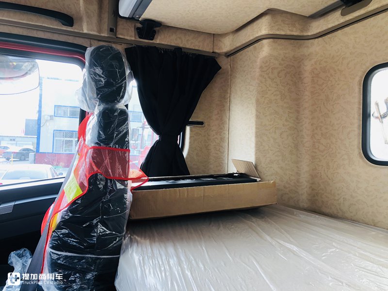 配采埃孚自动挡,外观野牛造型内饰高端,德龙X5000重卡实拍 - 第12张 - 提加商用车网 配采埃孚自动挡,外观野牛造型内饰高端,德龙X5000重卡实拍 - 第12张