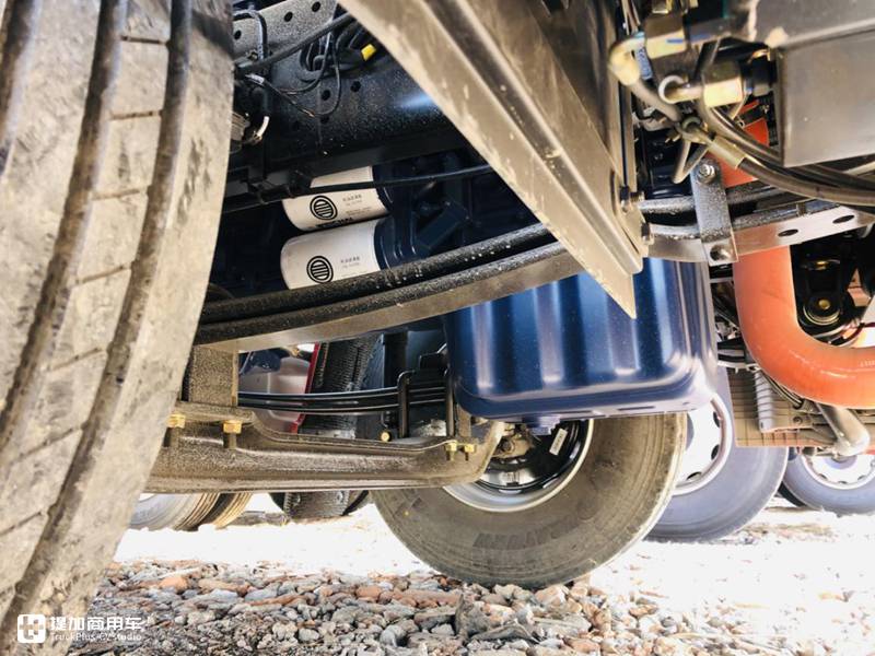 配采埃孚自动挡,外观野牛造型内饰高端,德龙X5000重卡实拍 - 第17张 - 提加商用车网 配采埃孚自动挡,外观野牛造型内饰高端,德龙X5000重卡实拍 - 第17张