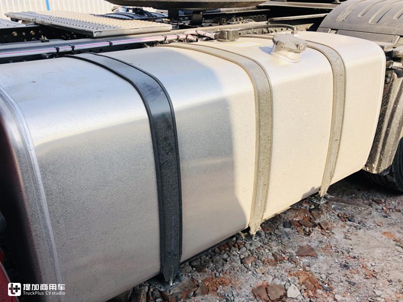 配采埃孚自动挡,外观野牛造型内饰高端,德龙X5000重卡实拍 - 第18张 - 提加商用车网 配采埃孚自动挡,外观野牛造型内饰高端,德龙X5000重卡实拍 - 第18张