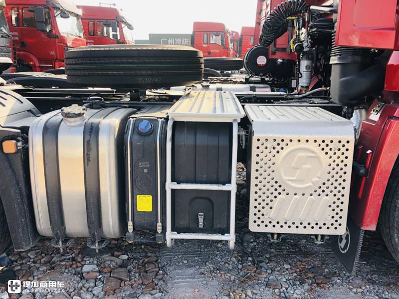 配采埃孚自动挡,外观野牛造型内饰高端,德龙X5000重卡实拍 - 第19张 - 提加商用车网 配采埃孚自动挡,外观野牛造型内饰高端,德龙X5000重卡实拍 - 第19张