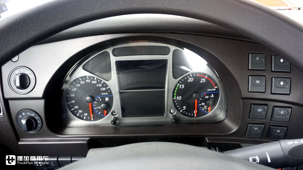 天然气卡车也高端,自动挡加液力缓速器,红岩这款LNG牵引车配置真不错 - 第8张 - 提加商用车网 天然气卡车也高端,自动挡加液力缓速器,红岩这款LNG牵引车配置真不错 - 第8张
