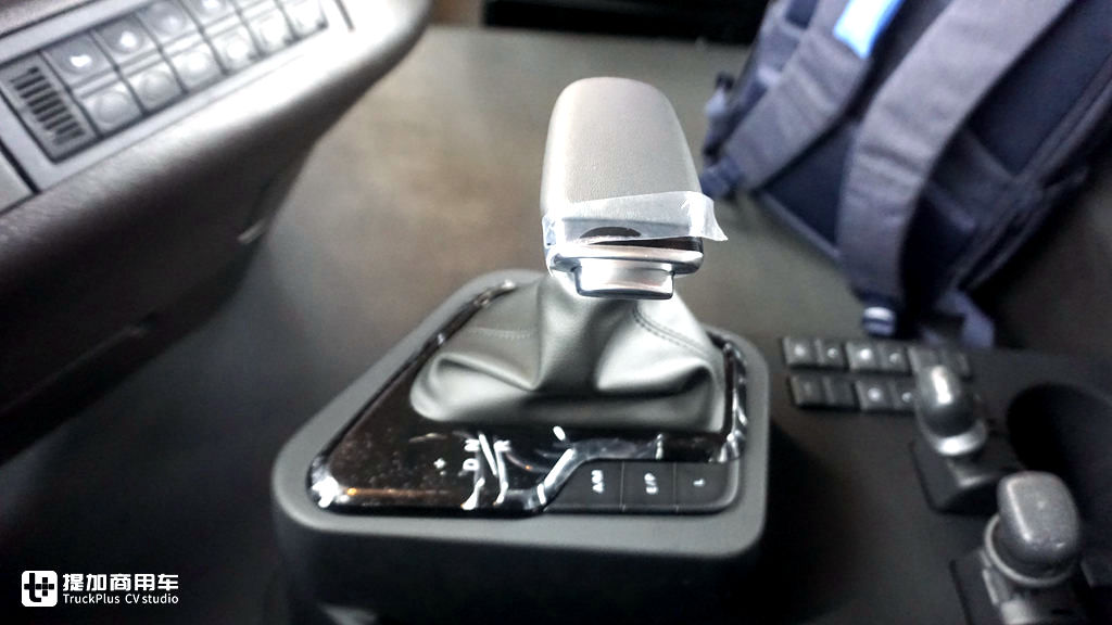 天然气卡车也高端,自动挡加液力缓速器,红岩这款LNG牵引车配置真不错 - 第10张 - 提加商用车网 天然气卡车也高端,自动挡加液力缓速器,红岩这款LNG牵引车配置真不错 - 第10张