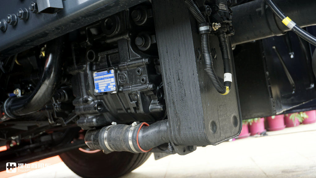 天然气卡车也高端,自动挡加液力缓速器,红岩这款LNG牵引车配置真不错 - 第12张 - 提加商用车网 天然气卡车也高端,自动挡加液力缓速器,红岩这款LNG牵引车配置真不错 - 第12张