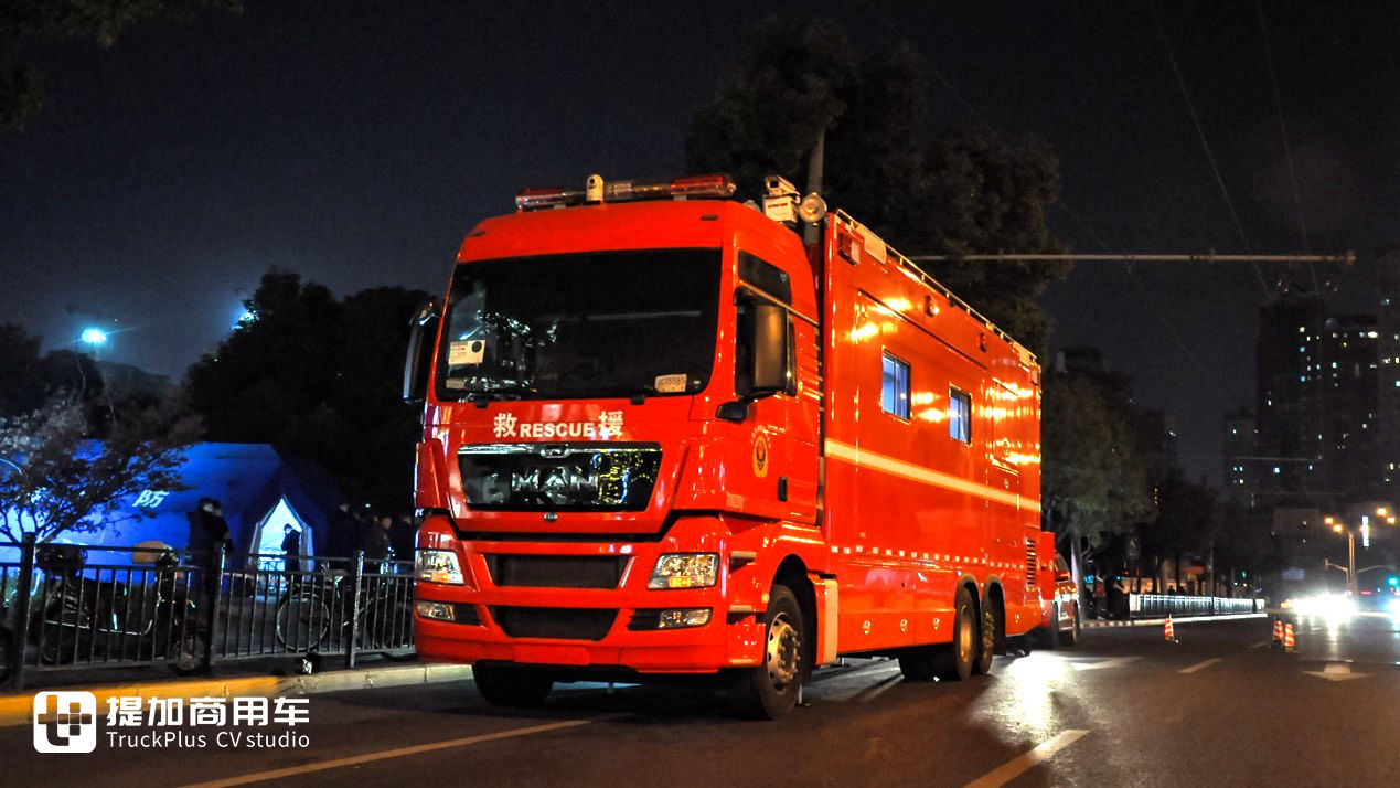 卡车行驶在路上

描述已自动生成