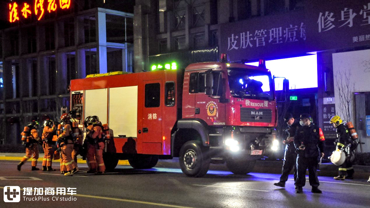 夜晚街道上的巴士

描述已自动生成