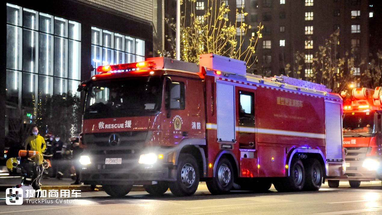 卡车在街道上行驶

描述已自动生成