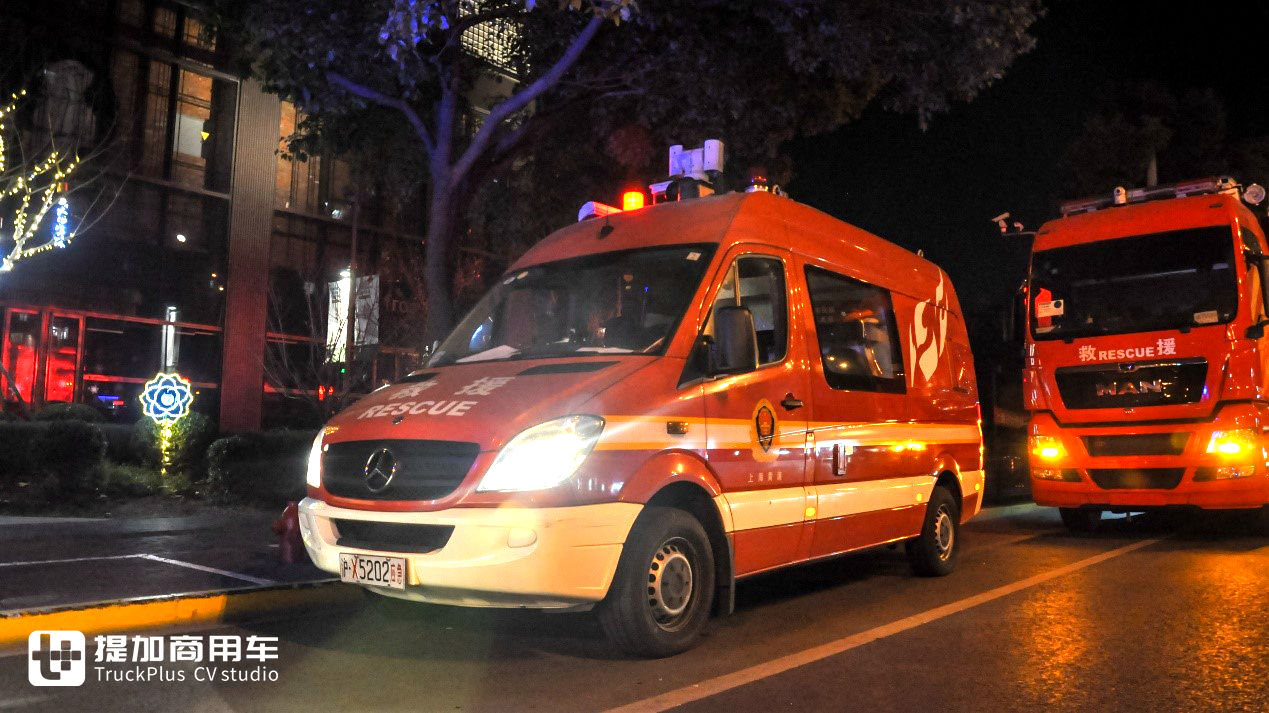 夜晚街道上有行驶的汽车

描述已自动生成