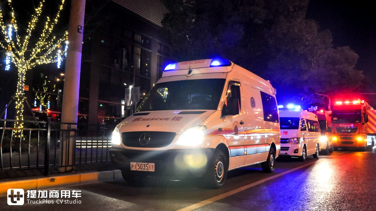 夜晚街道上有一辆卡车

描述已自动生成