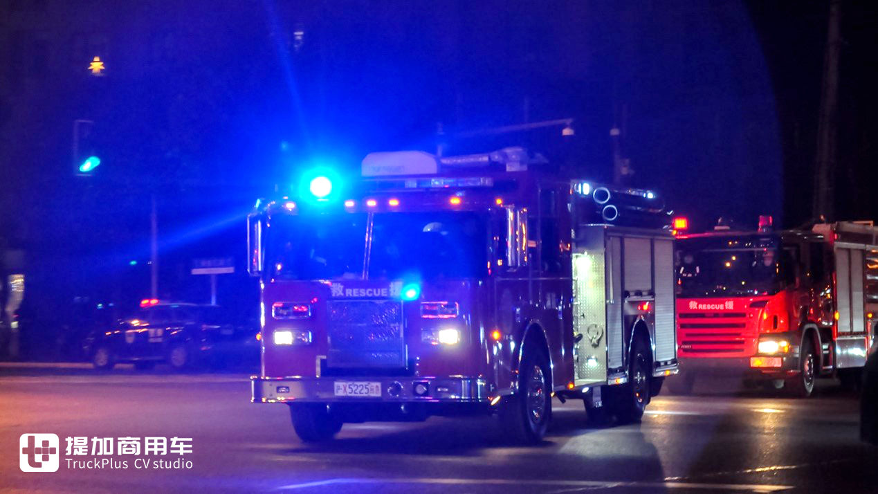 卡车行驶在夜晚的街道

描述已自动生成