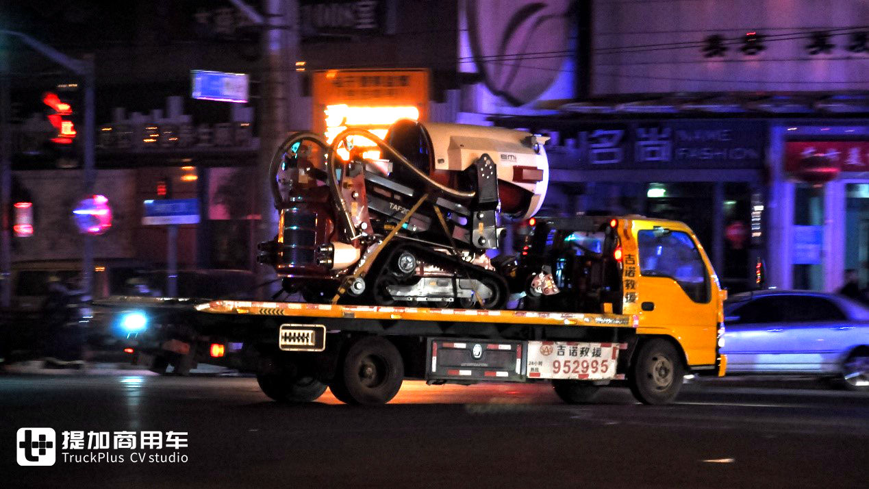 卡车在街道上行驶

描述已自动生成