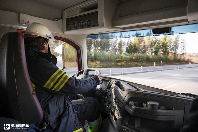 沃尔沃特种卡车再添新干将,全新FM双排座消防车型发布,配置高端 - 第6张 - 提加商用车网 沃尔沃特种卡车再添新干将,全新FM双排座消防车型发布,配置高端 - 第6张
