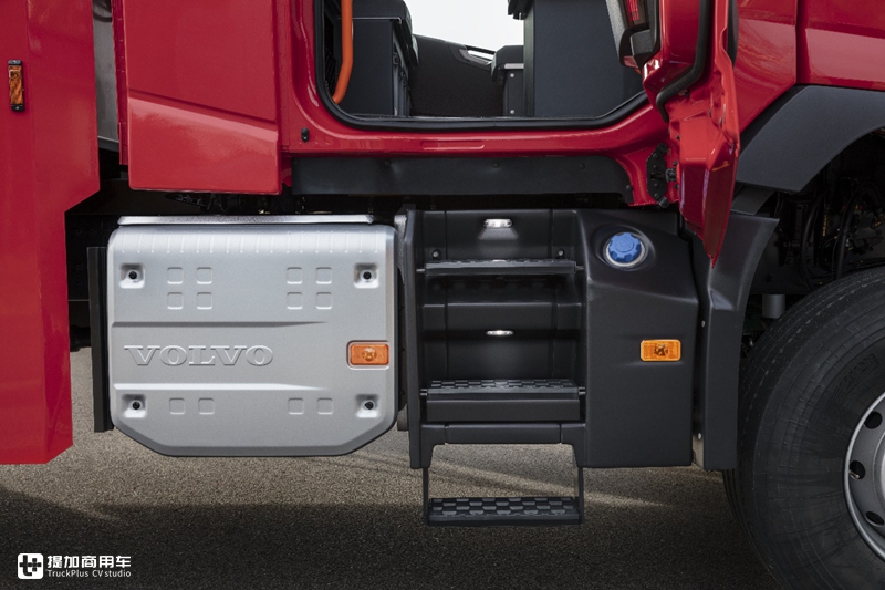 沃尔沃特种卡车再添新干将,全新FM双排座消防车型发布,配置高端 - 第8张 - 提加商用车网 沃尔沃特种卡车再添新干将,全新FM双排座消防车型发布,配置高端 - 第8张