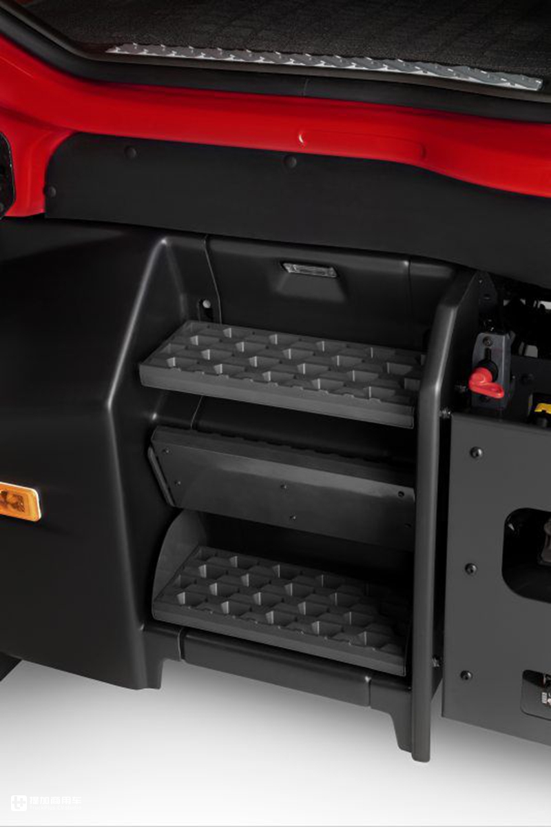 沃尔沃特种卡车再添新干将,全新FM双排座消防车型发布,配置高端 - 第9张 - 提加商用车网 沃尔沃特种卡车再添新干将,全新FM双排座消防车型发布,配置高端 - 第9张